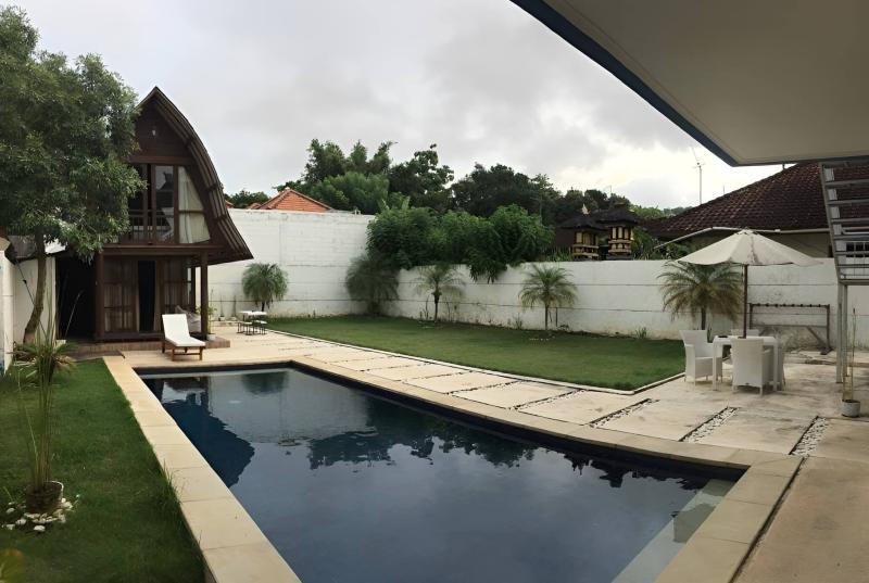 Villa with Wooden House and Private Pool for Rent in Ungasan Bali - [4]