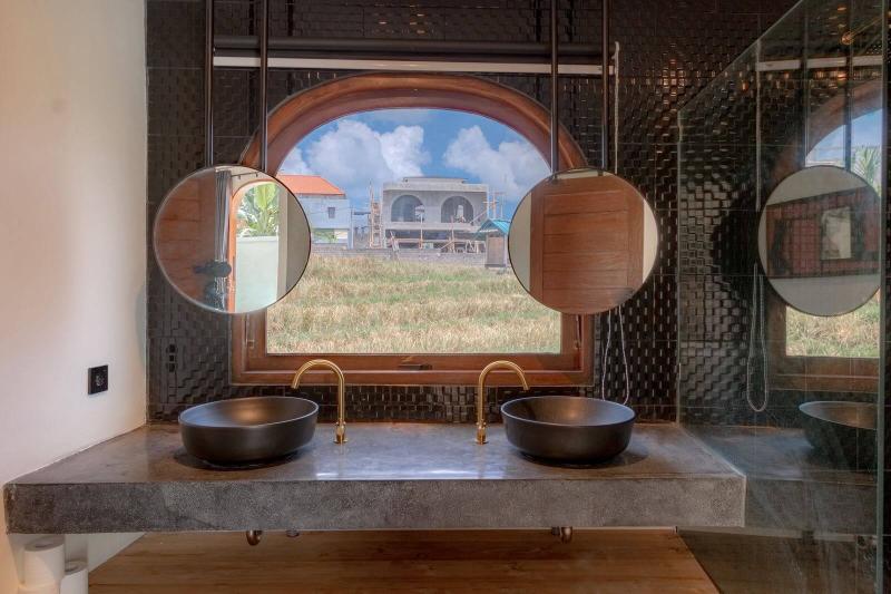 Modern 3 Bedroom Villa in Canggu with Rooftop and Pool - [26]
