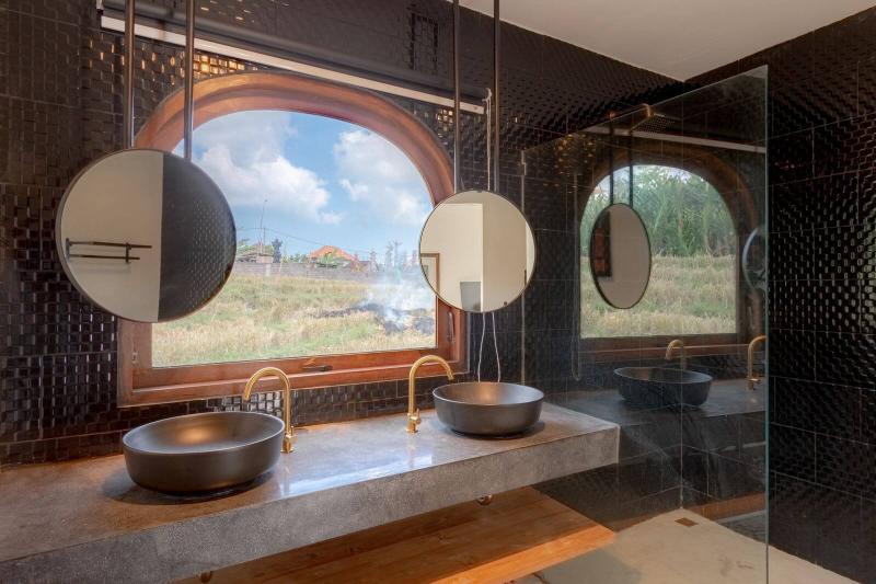 Modern 3 Bedroom Villa in Canggu with Rooftop and Pool - [28]