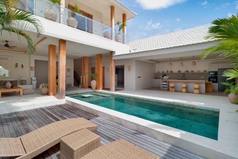 Luxury 3 Bedroom Villa in Berawa with Private Pool and 30 Year Leasehold - [4]