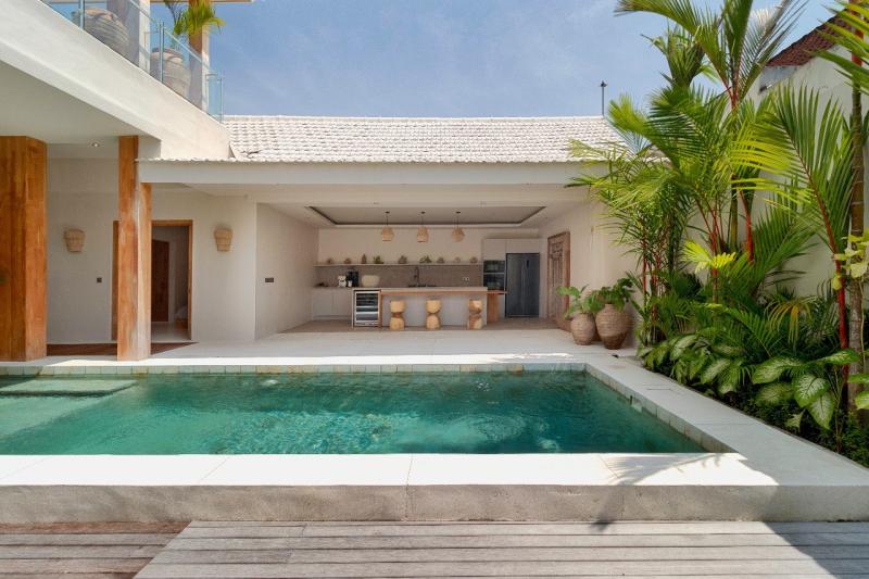 Luxury 3 Bedroom Villa in Berawa with Private Pool and 30 Year Leasehold - [11]