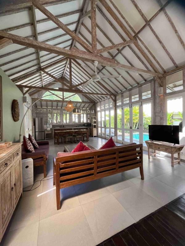 3 Bedroom Furnished Villa for Rent in Kerobokan Quiet Area with Private Pool and Regular Maintenance - [3]